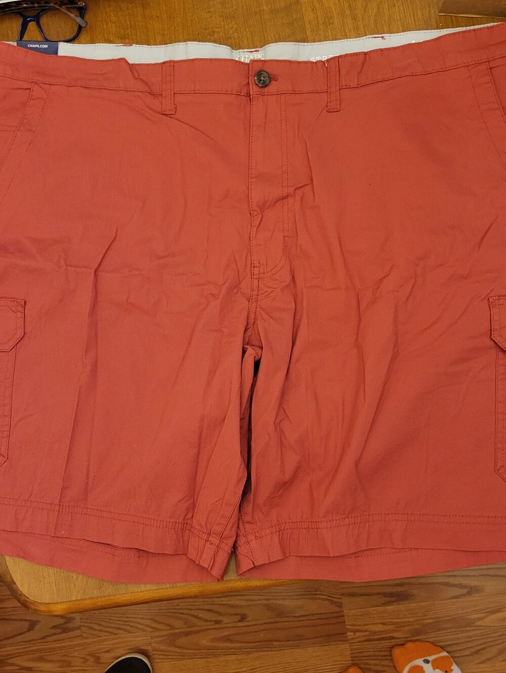 Men's Chaps burgundy Coastline wash cargo shorts, size 48. New